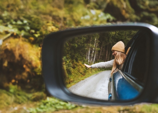 Roadtrip-Urlaub, Touristin reist mit dem Mietwagen, aktiver Lebensstil im Freien in Norwegen, Herbstwaldblick, Spiegelung