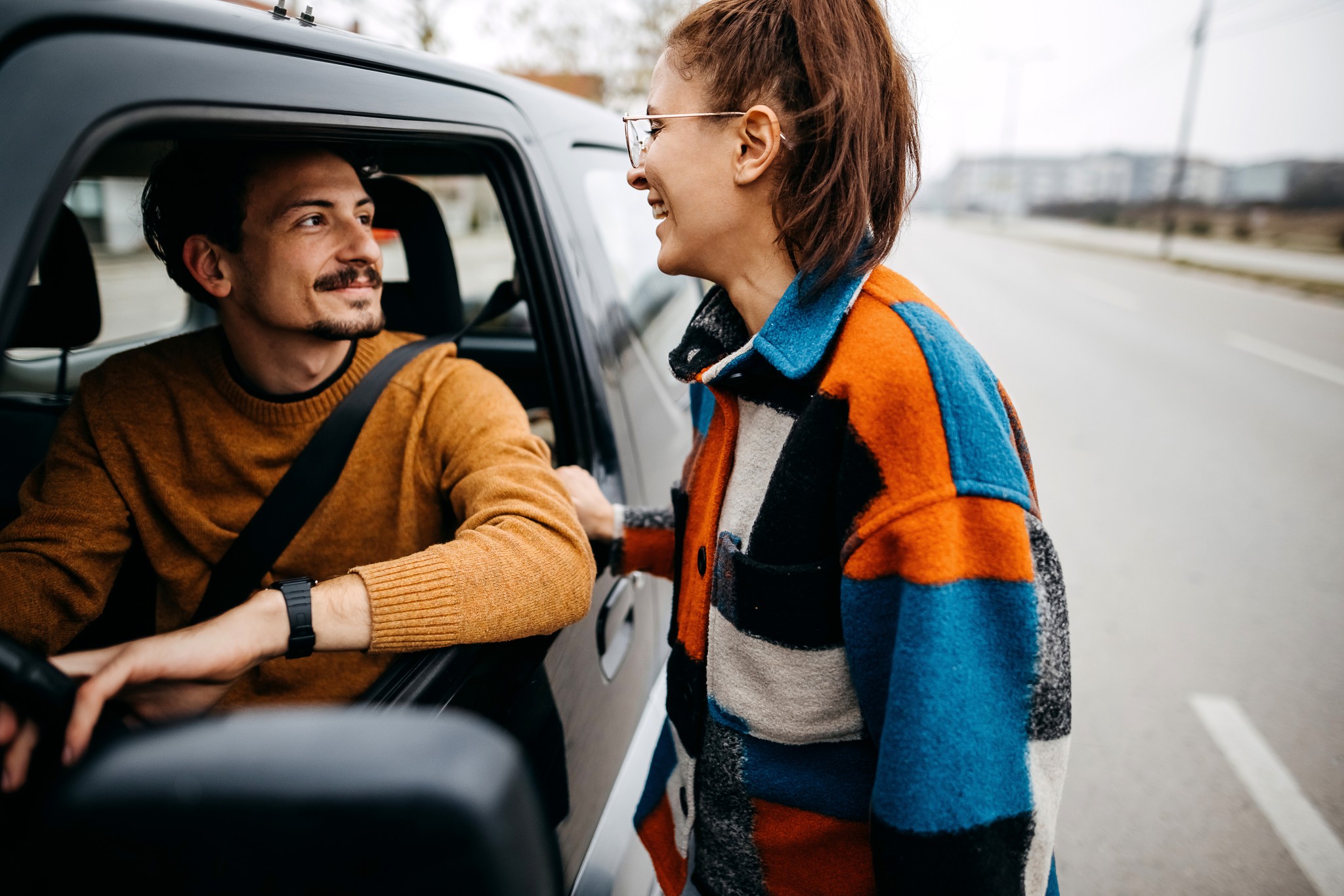 Ein Mann und eine Frau, bereit für ihre gemeinsame Reise