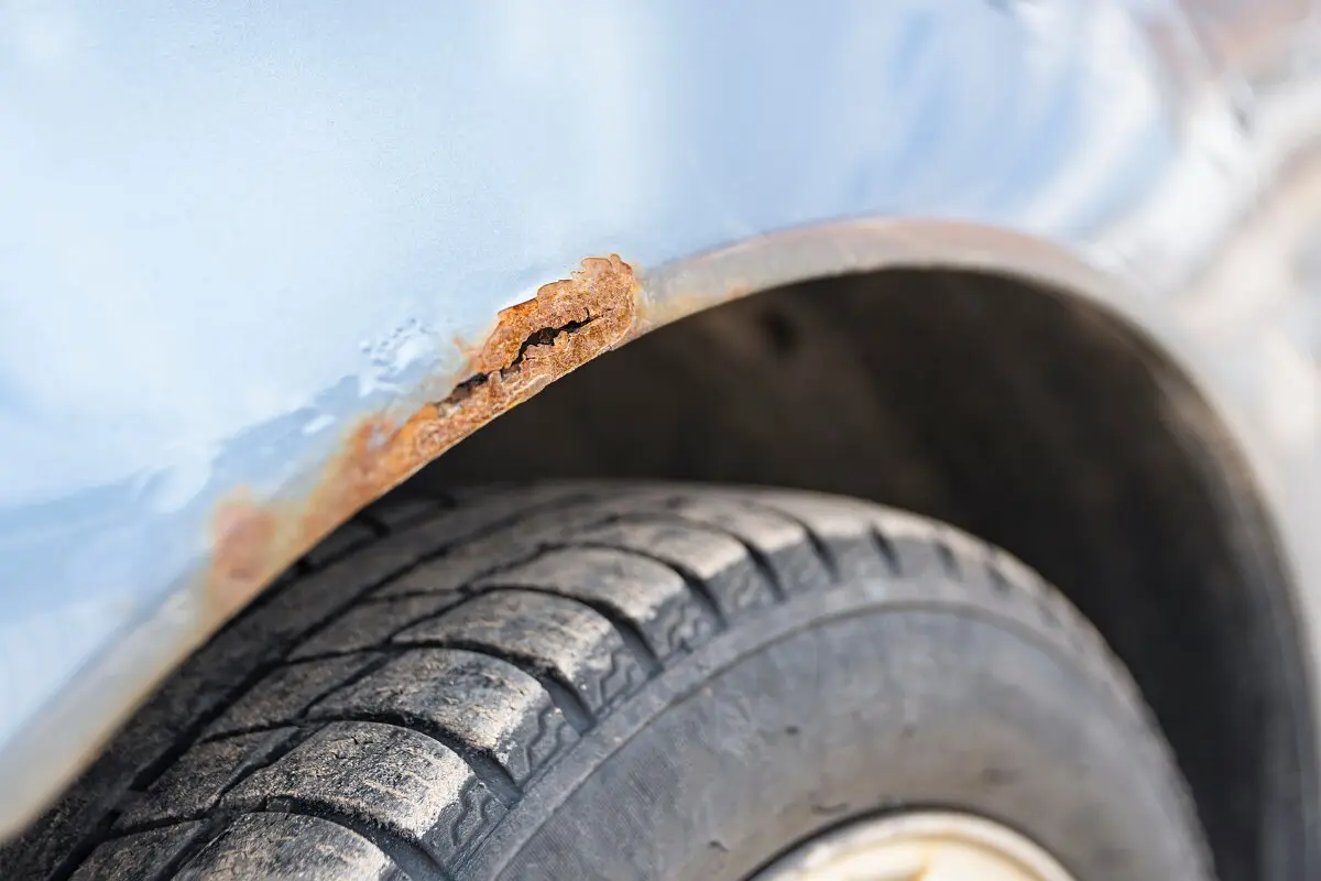 Roststellen am Auto erkennen: Worauf du beim Gebrauchtwagenkauf achten musst